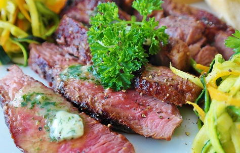 6 Steaks mit Gemüse