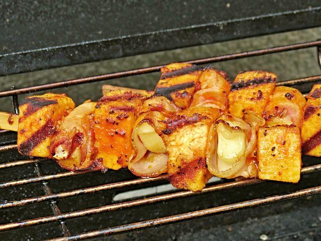 Grillspieß auf dem Gasgrill