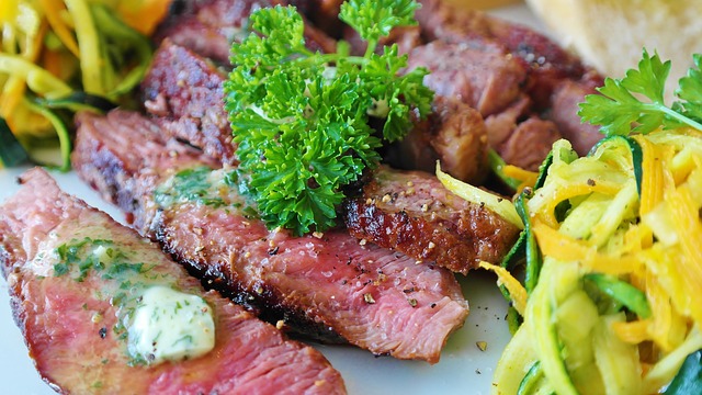Sechs Steaks mit Gemüse